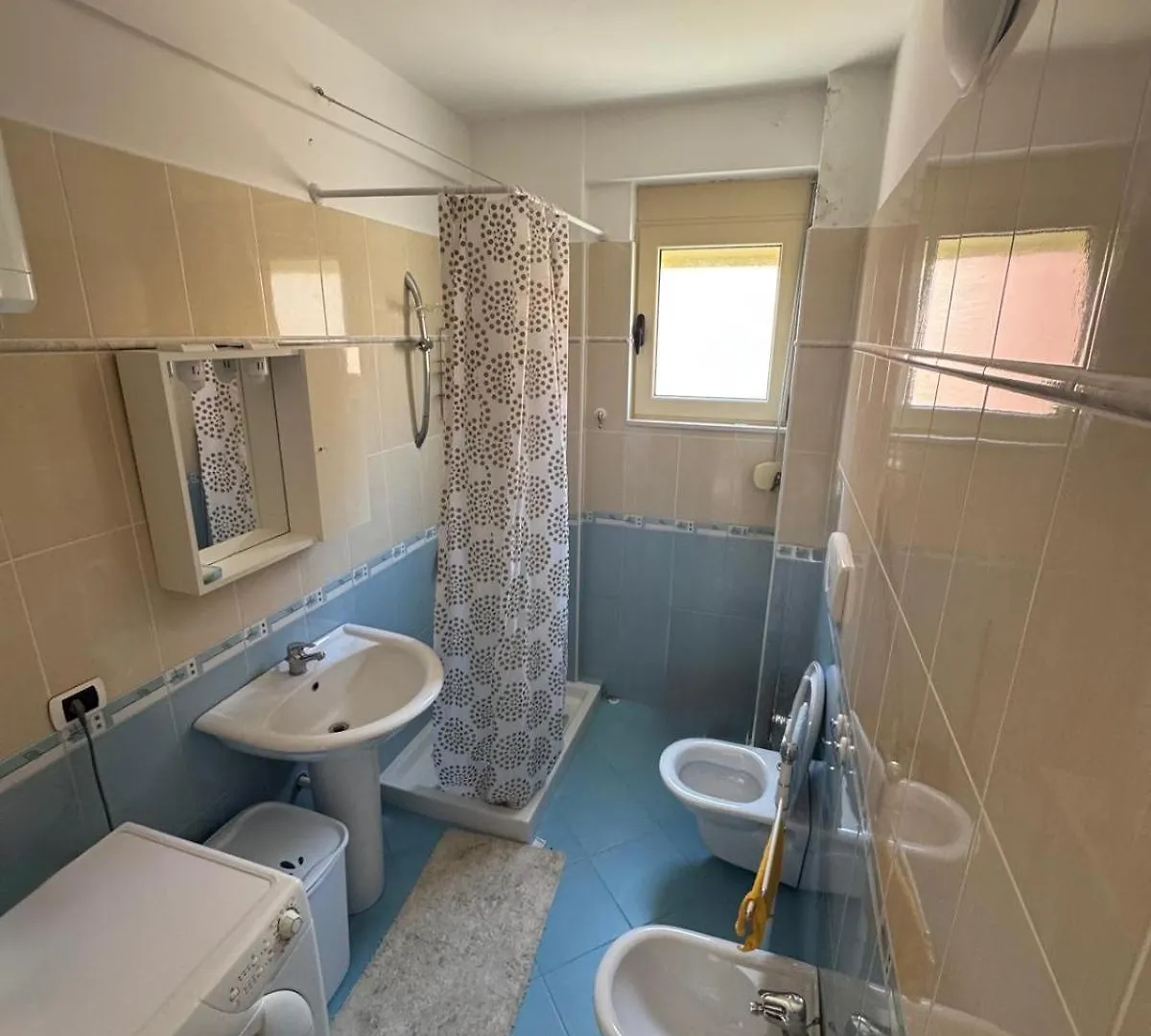 Apartamento Quiet Behind Lungomare Vlorë 0*,